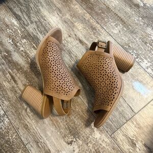 Universal Threads | Women’s Size 8.5 Stylish Tan Block Heel Sandals